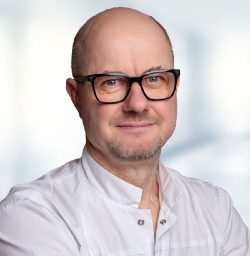 Le médecin spécialiste de la fertilité, Dr Tomáš Koukal, porte une blouse blanche à la clinique UNICA de Brno, spécialisé en médecine de la reproduction.