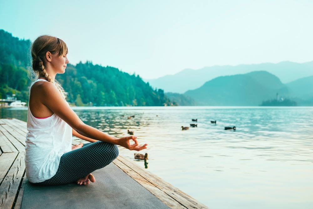 Les femmes qui subissent une FIV sont encouragées à participer à des activités qui aident à gérer le stress, comme la méditation ou le yoga.