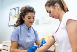 Femme subissant un prélèvement sanguin dans le cadre d’un traitement de régénération ovarienne