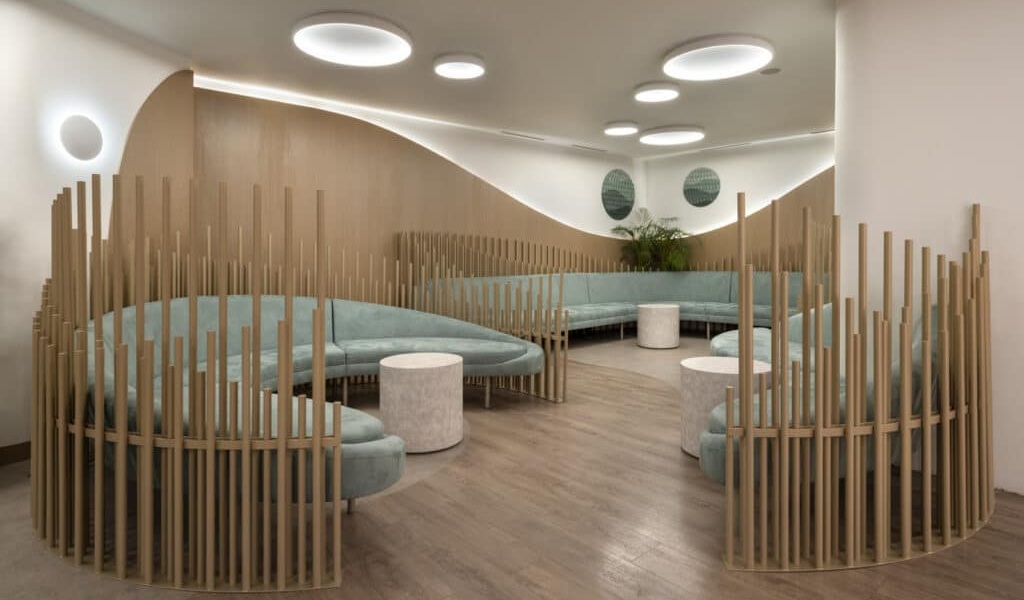 Intérieur d’une salle d’attente moderne et accueillante à la clinique de fertilité Ovagenesis à Athènes