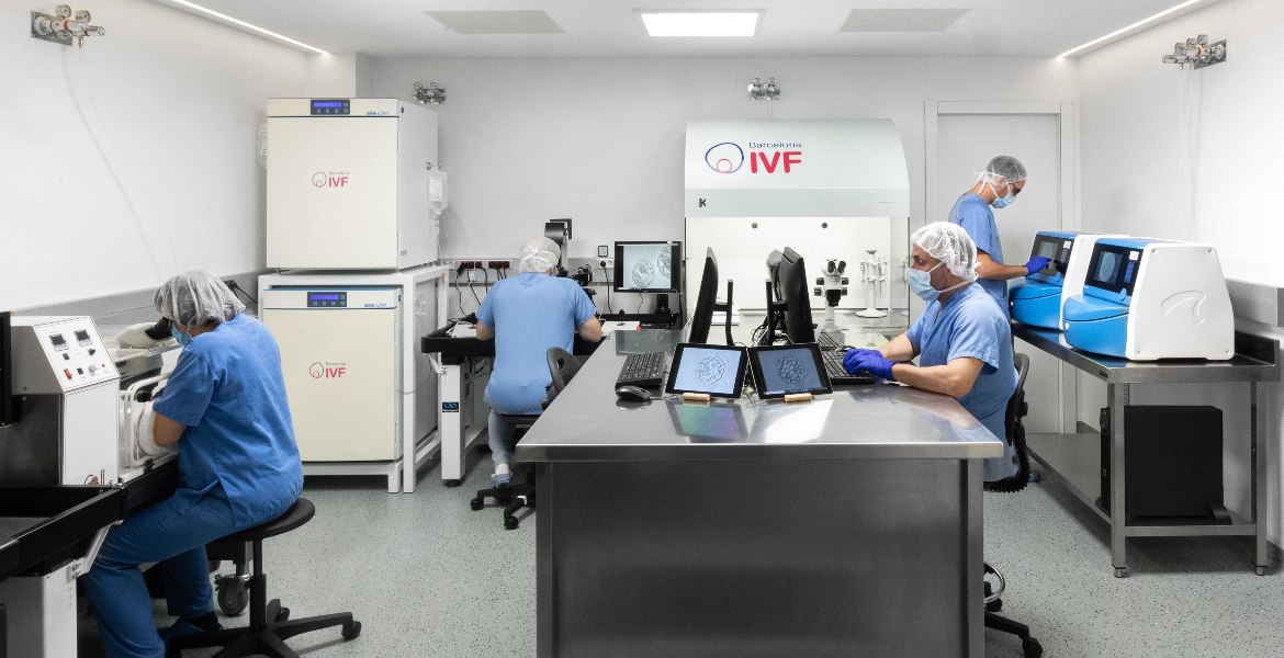 Le personnel médical travaille dans un laboratoire FIV moderne à la clinique Barcelona IVF avec des équipements spécialisés en procréation assistée.