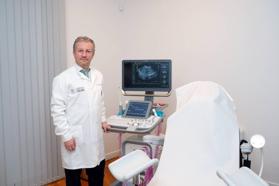 Dr Athanasios Garavelas dans la salle d’examen d’échographie de la clinique de fertilité Ovagenesis