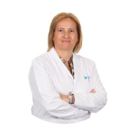 Dre Ana Teresa Almeida, PhD, en blouse blanche, spécialiste de la procréation médicalement assistée à la clinique Eugin Coimbra.