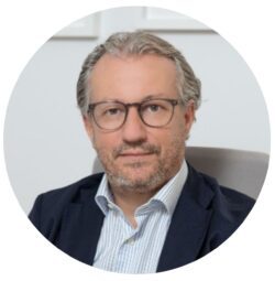 Portrait du Dr Athanasios Garavelas, directeur médical et expert en fertilité à la clinique FIV Ovagenesis en Grèce