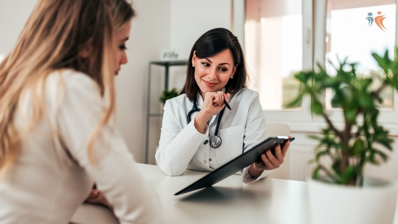 Médecin en consultation avec une patiente à la clinique UR Vistahermosa, illustrant un cadre professionnel de soins reproductifs