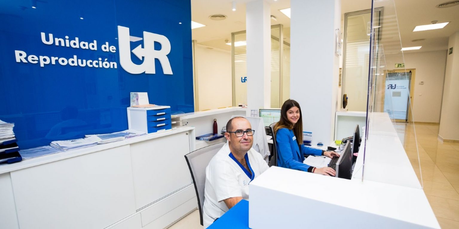 Espace d’accueil moderne à la clinique UR Vistahermosa avec le personnel à l’accueil et le logo de la clinique