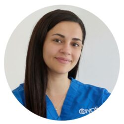 Portrait de Afet Soykok MSc, embryologiste clinique senior, portant une blouse bleue avec le logo Cryos IVF Clinic.