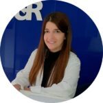 La Dre Valeria Sotelo de UR Vistahermosa en blouse médicale blanche, spécialiste du PGT-A non invasif pour l’analyse génétique des embryons en laboratoire.