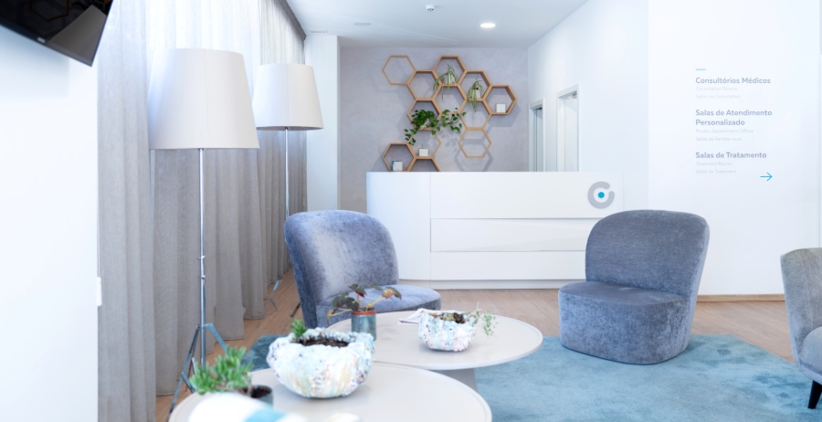 Espace lounge moderne de la clinique de fertilité Ferticentro à Coimbra