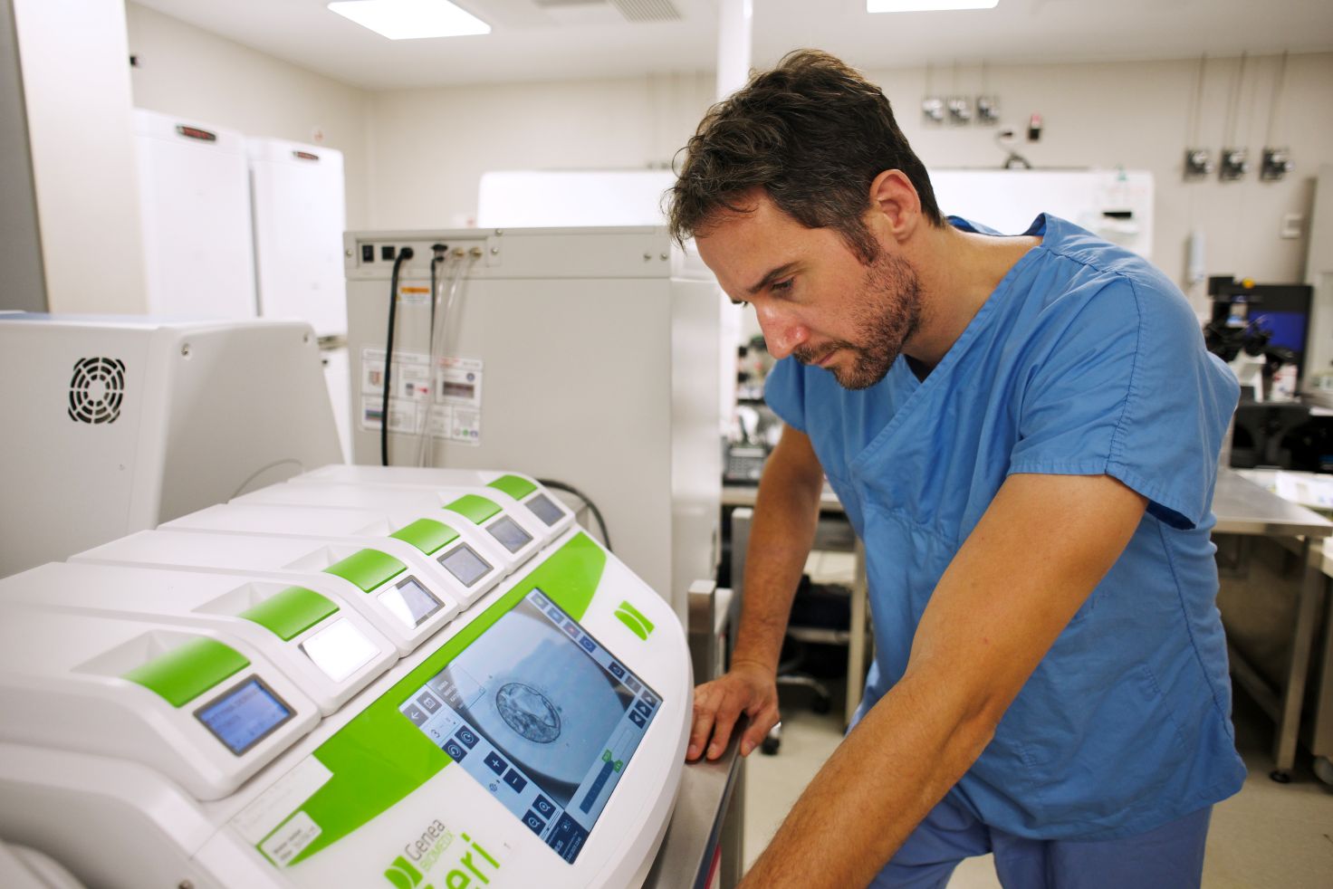 Le professeur Panagiotis Drakopoulos effectue des tests de fertilité avancés en laboratoire et surveille le développement des embryons à l'aide d'équipements modernes de FIV.