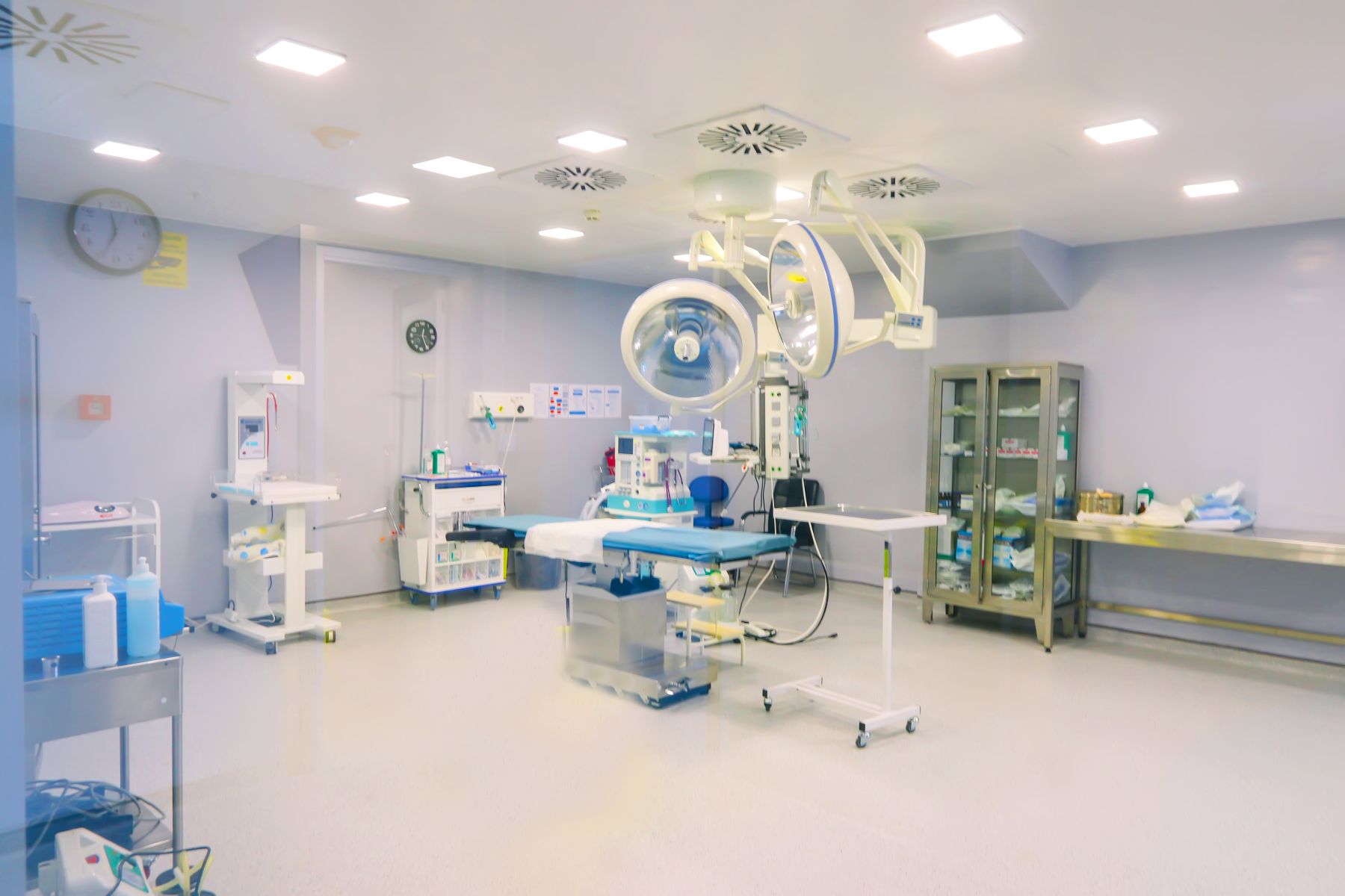 Salle d'opération moderne à la LeaderMed Clinic Géorgie pour la FIV et la ponction d'ovocytes, lampe chirurgicale, table d'opération, équipement médical