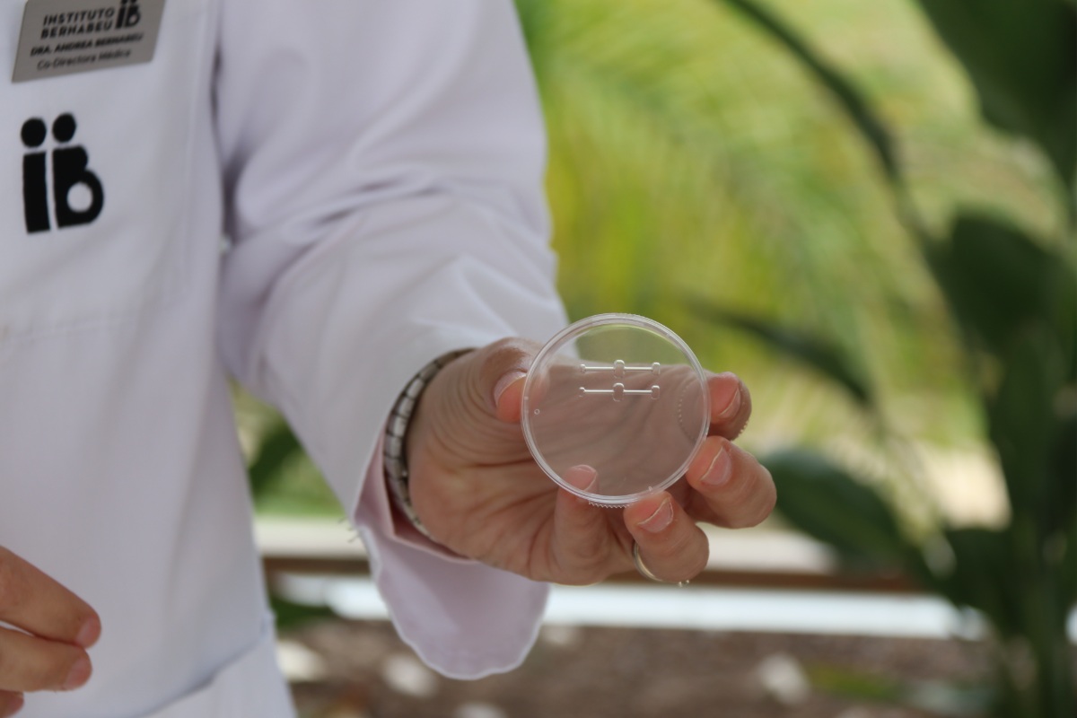 Dr Andrea Bernabeu tenant une boîte de Petri dans un laboratoire de fertilité